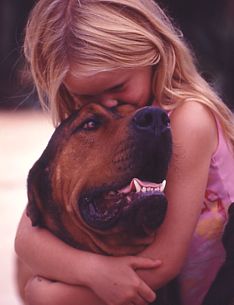 Kind mit Hund im Arm